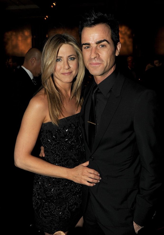 Jennifer Aniston Y Justin Theroux Abrazados