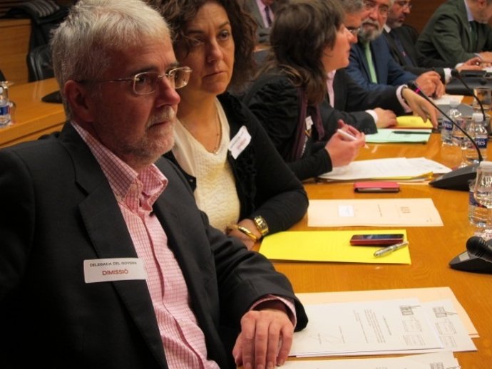 Diputados De La Oposición Llevan Pegatinas De Petición De Dimisión De Delegada