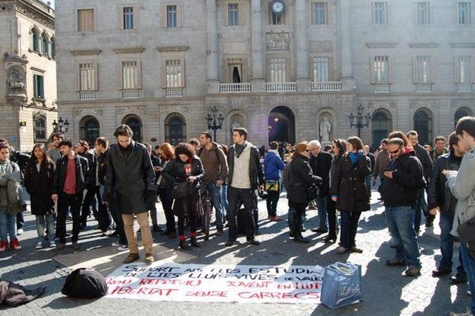 Concentración De Jóvenes En Barcelona En Solidaridad Con Estudiantes Valencianos