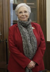 La cineasta Josefina Molina y el pintor Luis Gordillo, hijos predilectos de Andalucía