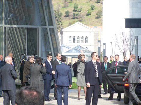 La Reina Sofía Saluda A La Multitud