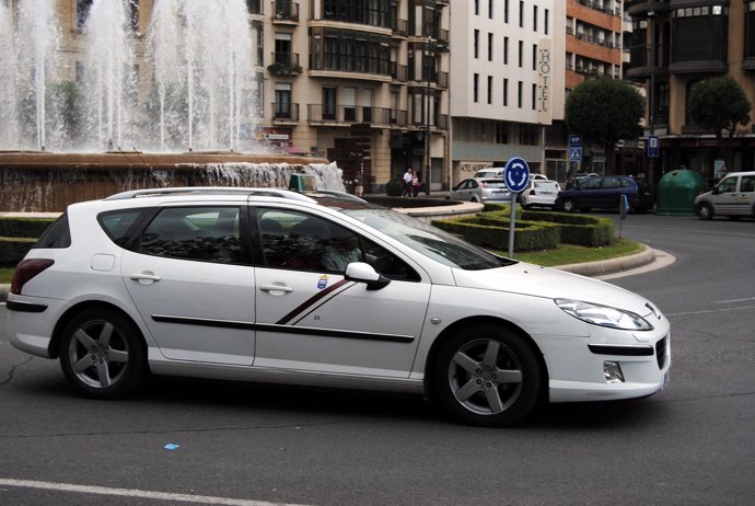 Un Taxi Circula Por Logroño