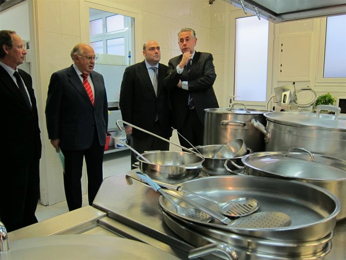 Caunedo (Centro) Conversa Con Rojo, En La Cocina Económica.