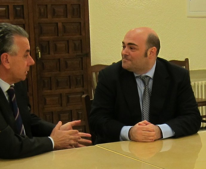 Caunedo (Derecha) Conversa Con El Presidente De La Cocina Económica, Jaime Rojo.
