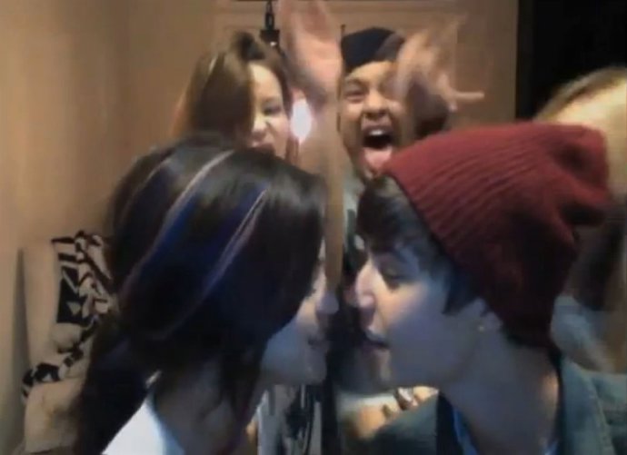 Justin Y Selena A Punto De Besarse