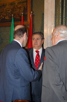 El Alcalde Departe Con Los Líderes Del Sector Del Comercio.