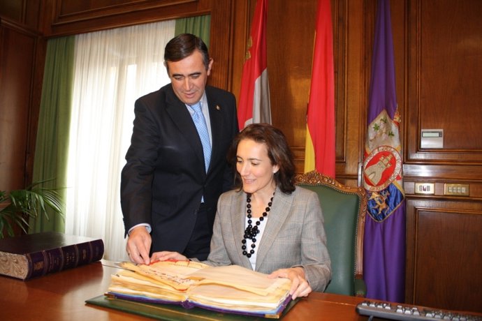 García Cirac Firma En El Libro De La Diputación