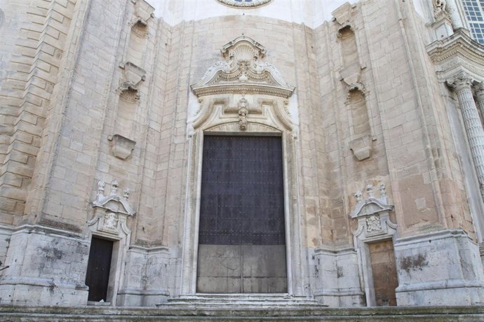 Fachada De La Catedral De Cádiz Tras Su Limpieza