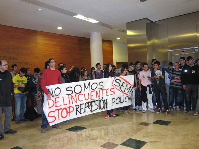 Los Estudiantes De La UMH En El Edificio De Rectorado