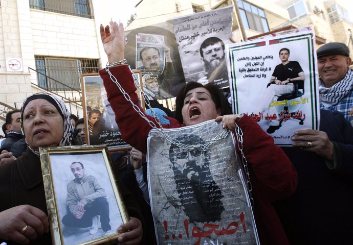 Manifestantes Con Imágenes Del Preso Palestino Jader Adnan