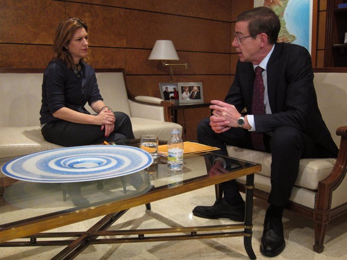 Antonio Clemente Conversa Con La Delegada Del Gobierno, Paula Sánchez De León.