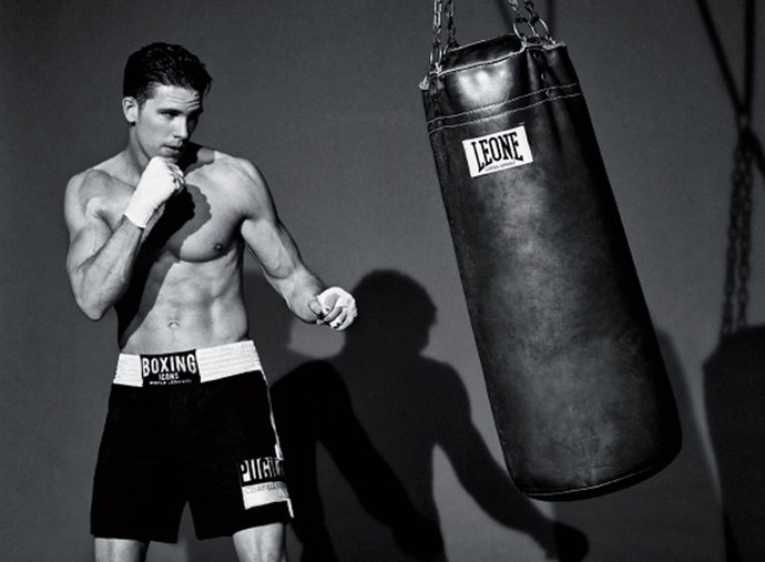 Adam Senn Posa Para 'Glamour'