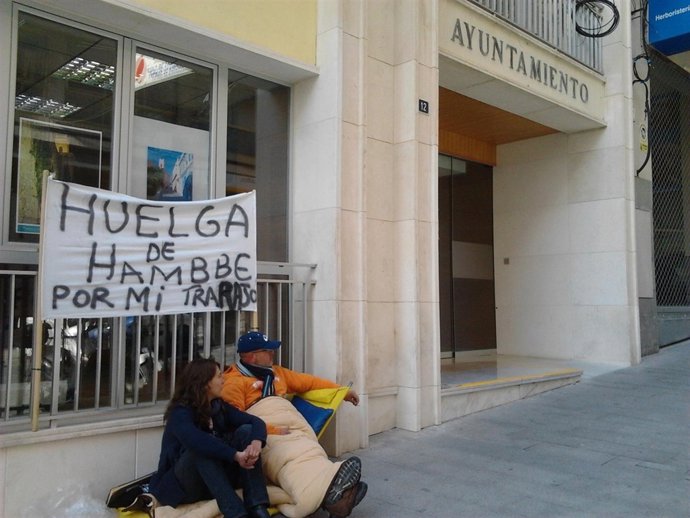 Imagen Del Hombre Haciendo Huelga Delante Del Ayuntamiento