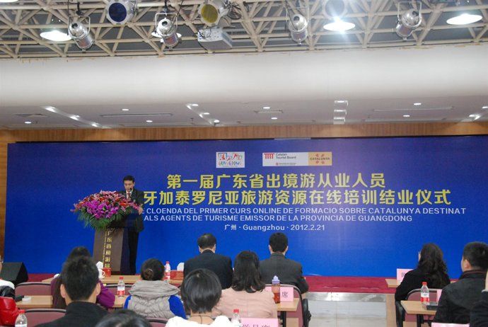 El Director De La ACT X.Espasa Entrega Diplomas A Agentes De Viajes Chinos