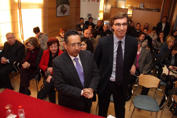 El Presidente Del Imdeec, Ricardo Rojas (Izquierda)