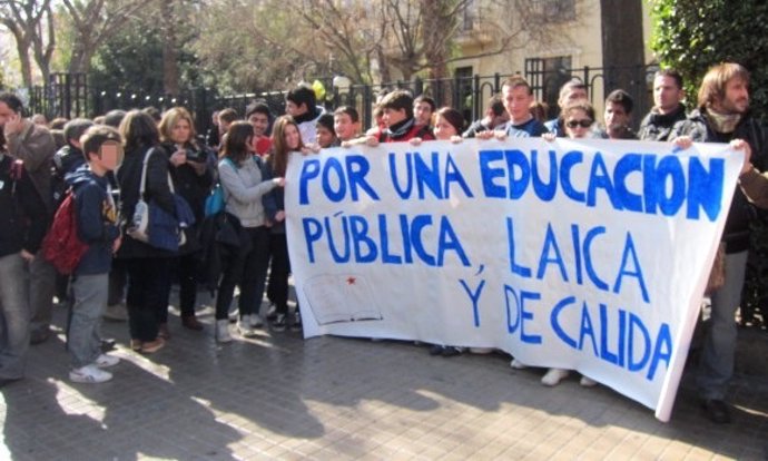 Concentración De Estudiantes Ante El IES Lluís Vives 