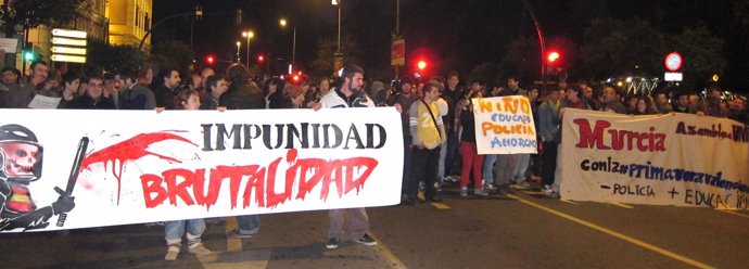 Manifestantes En Murcia Cortando La Avenida Teniente Flomesta
