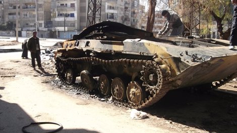 Vehículo Blindado Del Ejército Sirio Destruido En La Ciudad De Homs