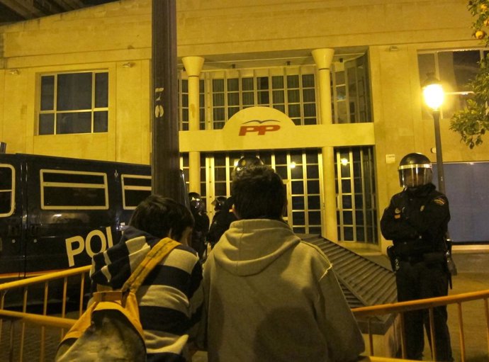 Dos Jóvenes Manifestantes Ante La Sede Del PP En Valencia