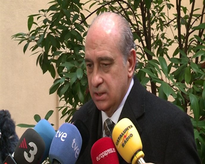 Fernández Díaz admite "algún exceso" en las cargas