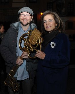 Botella Con Santiago Segura En El Pregón De Carnaval               