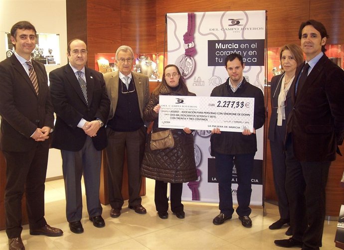 Los Responsables De 'Del Campo' Hacen Entrega Del Cheque A ASSIDO