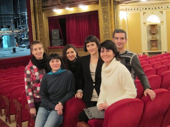 Miembros De Fueradeleje Y Marta Coronado En El Teatro Gayarre.