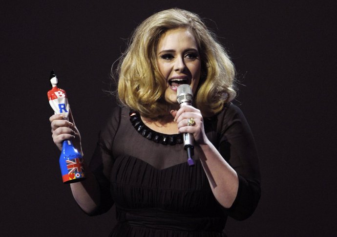 La Cantante Británica Adele Recoge Su BRIT Award