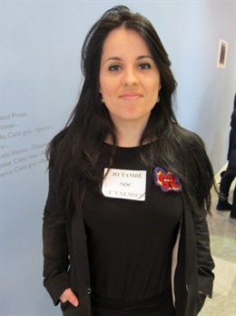 La Diputada De EUPV Con La Pegatina De 'Jo També Sóc L'enemic'  En Las Corts