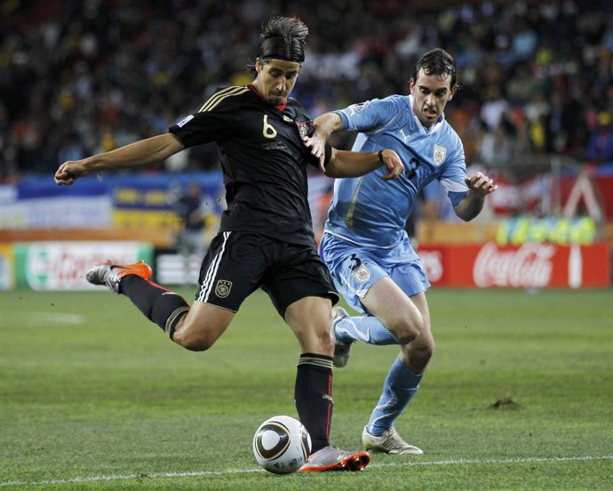 Godin pelea con Khedira en Sudáfrica