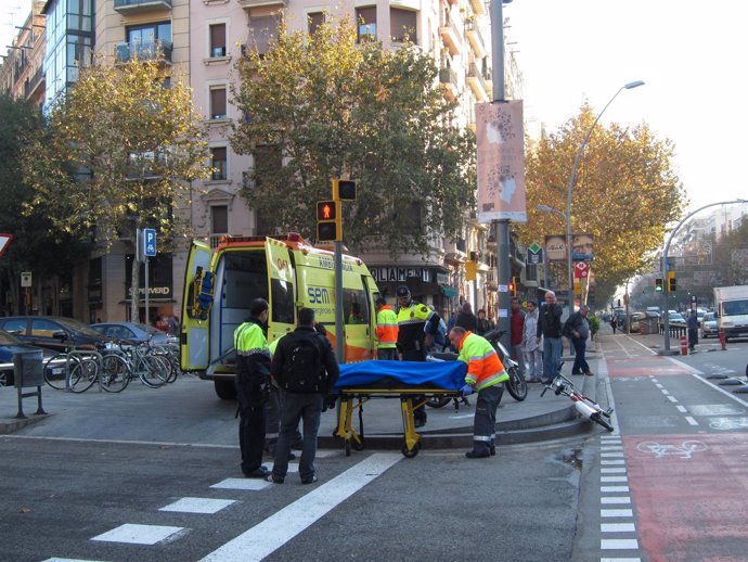 Accidente Entre Bicicleta Y Moto En El Paral·Lel De Barcelona