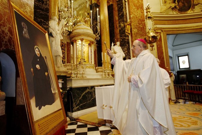 El Arzobispo Bendice Un Cuadro De Santa Genoveta Torres