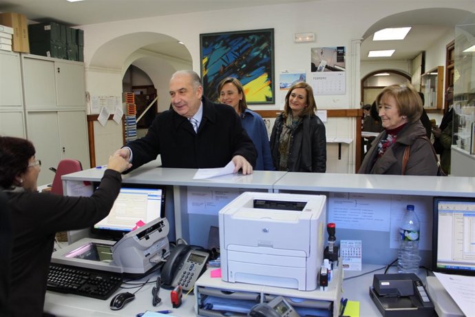 Gotor, Tras Presentar Su Candidatura En El Registro.