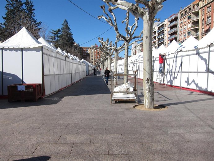 Operarios Montan Los Stands De Logrostock En El Espolón