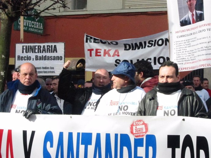 Trabajadores De Teka Se Manifiestan Frente Al Gobierno