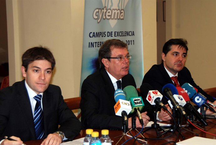 El Rector En Rueda De Prensa