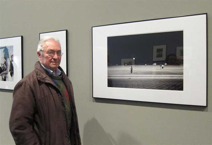 El Artista Francisco Moltó Junto A Una De Sus Obras 