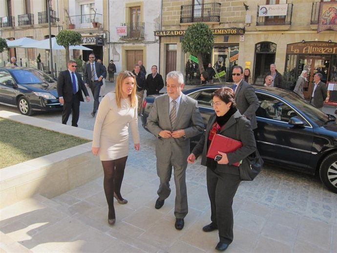 Griñán Llega Al Ayuntamiento De Baeza, Para La Exposición De Machado