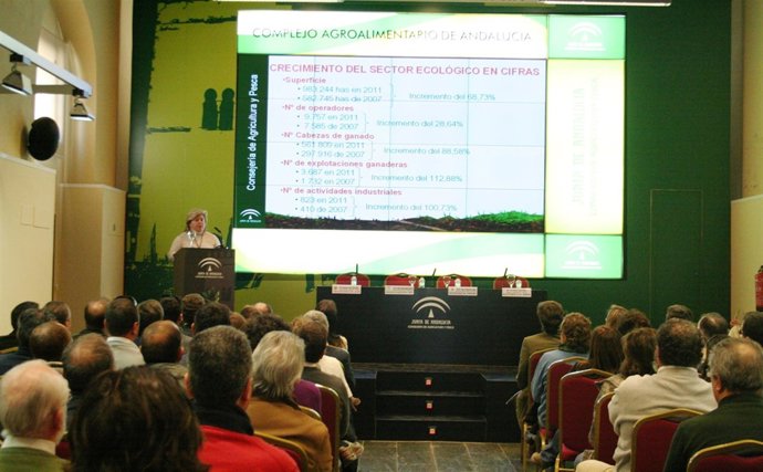 Clara Aguilera Participa En Un Foro Sobre El Sector Ecológico Andaluz.