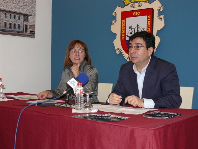 El Alcalde Y La Concejala De Cultura En La Sala Bretón