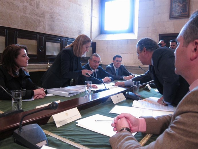 Ministra De Fomento, Ana Pastor, Con El Alcalde De Sevilla, Juan Ignacio Zoido