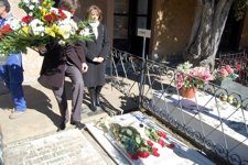 Momento En El Que Se Depositan Flores Ante La Tumba De Leonor Izquierdo.