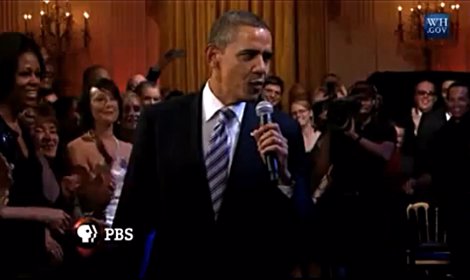 El Presidente De EEUU Barack Obama Canta En Una Gala Benéfica