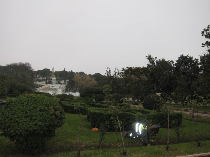 Parque Grande De Zaragoza, Batallador, Jardín, Operaria Trabajando