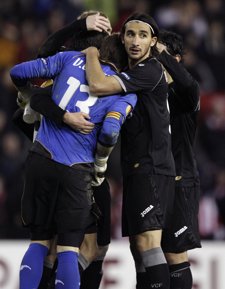 Topal Celebra La Victoria Del Valencia En El Britannia Stadium