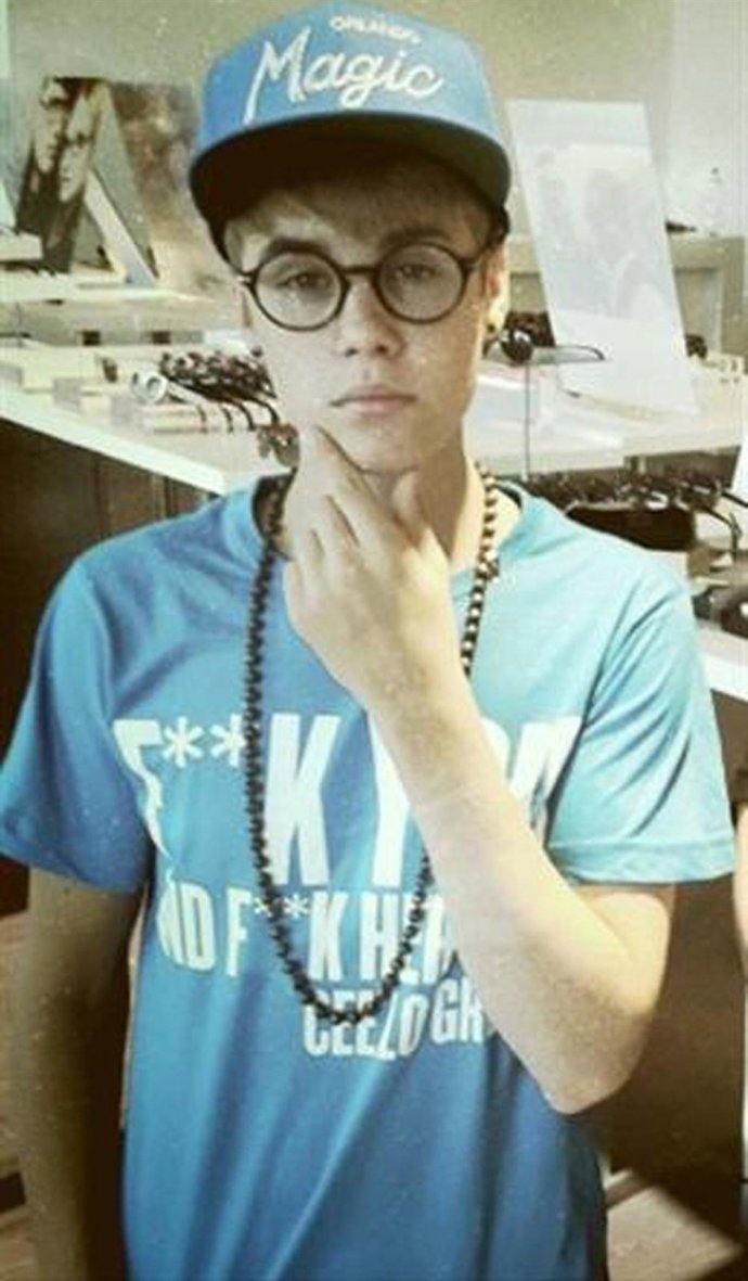 Justin Bieber Con Pinta De Intelectual 