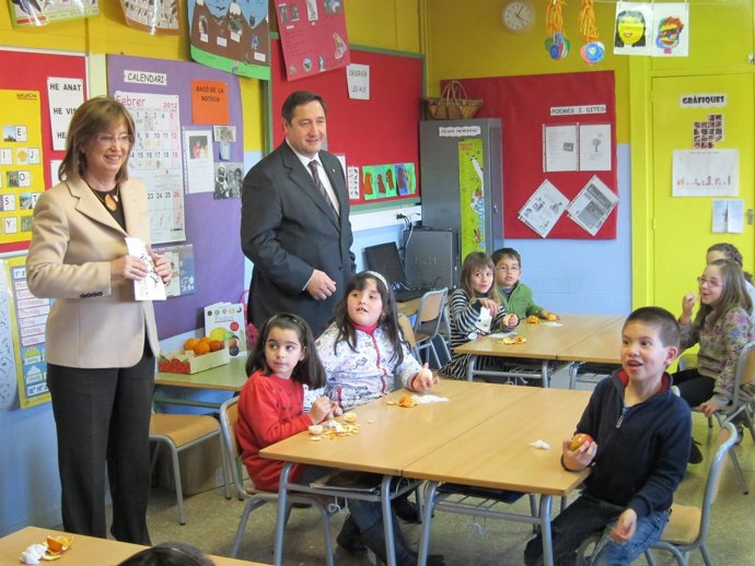 Los Consellers Irene Rigau Y Josep Maria Pelegrí En Un Colegio De Barcelona