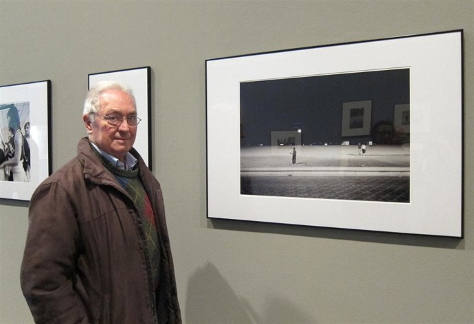 El Artista Francisco Moltó Junto A Una De Sus Obras 