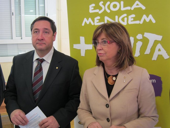 Los Consellers I.Rigau Y J.M.Pelegrí En Una Visita En Una Escuela De Barcelona