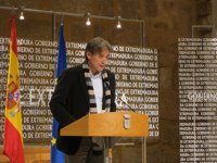 Escobar plantea a Monago la necesidad de "extremeñización" de multinacionales para crear empleo y riqueza en la región